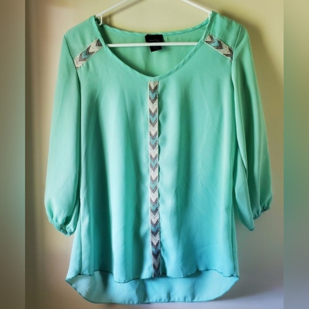 Rue21 Mint Green Chevron Trim Top - Medium